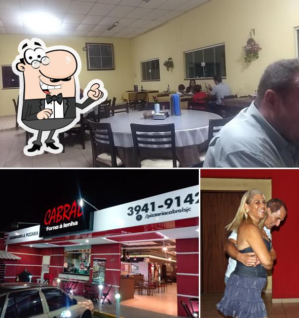 Sente em uma das mesas no Pizzaria & Lasanharia Cabral