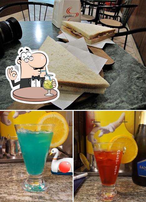 La foto della bevanda e cibo di Bar Del Corso