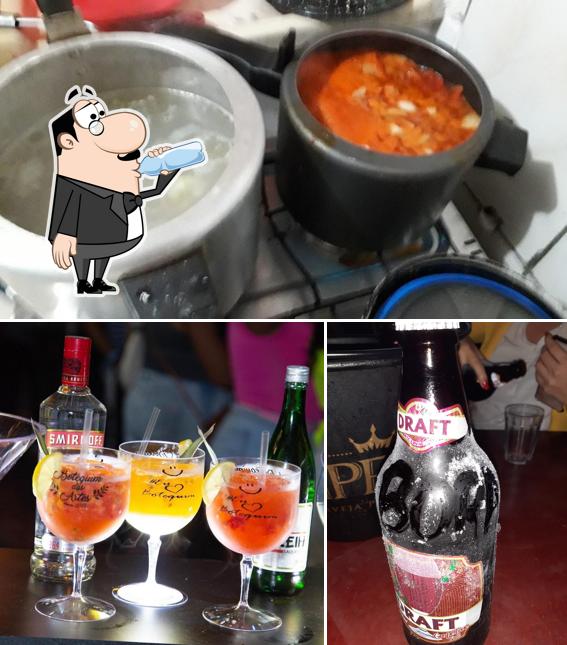 A imagem da bebida e comida no Seu Benê Botequim