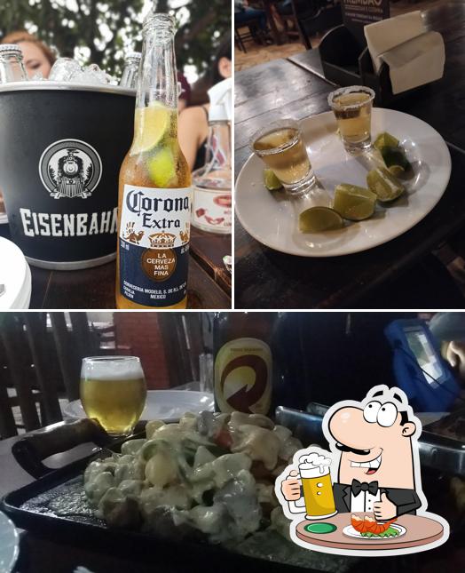 Desfute um copo de cerveja leve ou escura