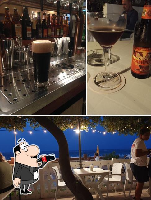 La foto di bevanda e tavolo da pranzo da Gerome's Pub