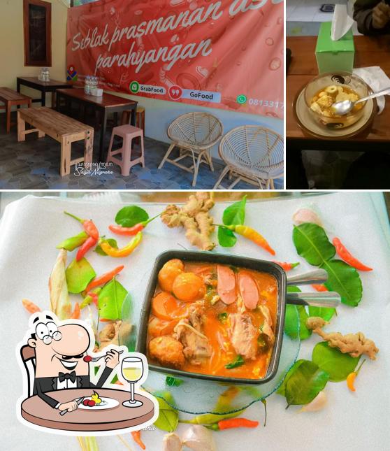 This is the picture depicting food and interior at Seblak Prasmanan Asli Parahyangan