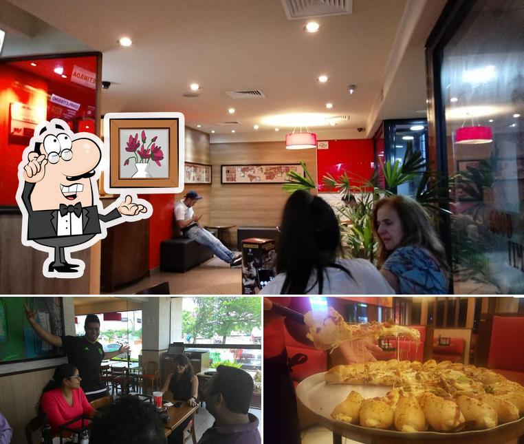 Confira a foto apresentando interior e comida no Pizza Hut Estadão