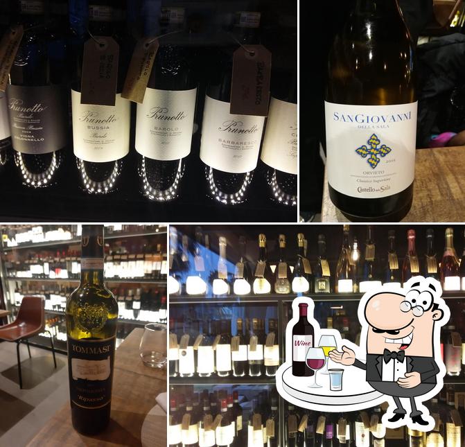 Tintorera Wine Restaurant serves alcohol