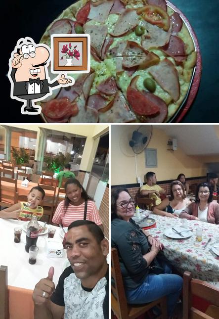 Entre diversos coisas, interior e comida podem ser encontrados no Pizzaria Do João