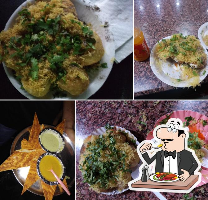 Food at Diwan Bhel Pakodi Center