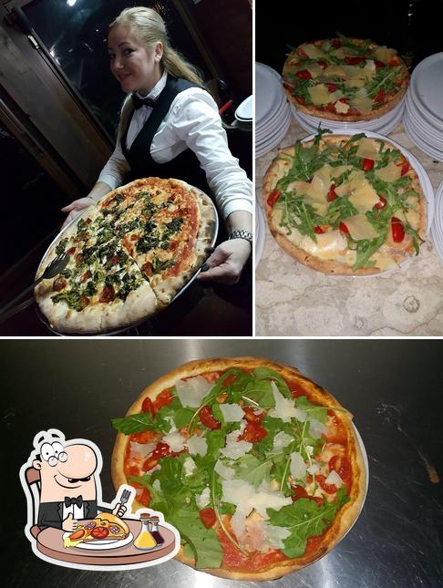 Order pizza at Altamarea Ristorante Pizzeria