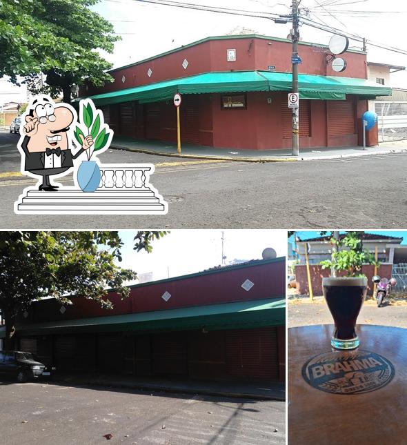 O exterior do Bar do Português
