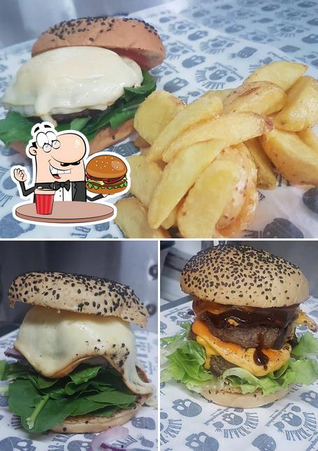 Experimente um hambúrguer no Black Skull Food Truck