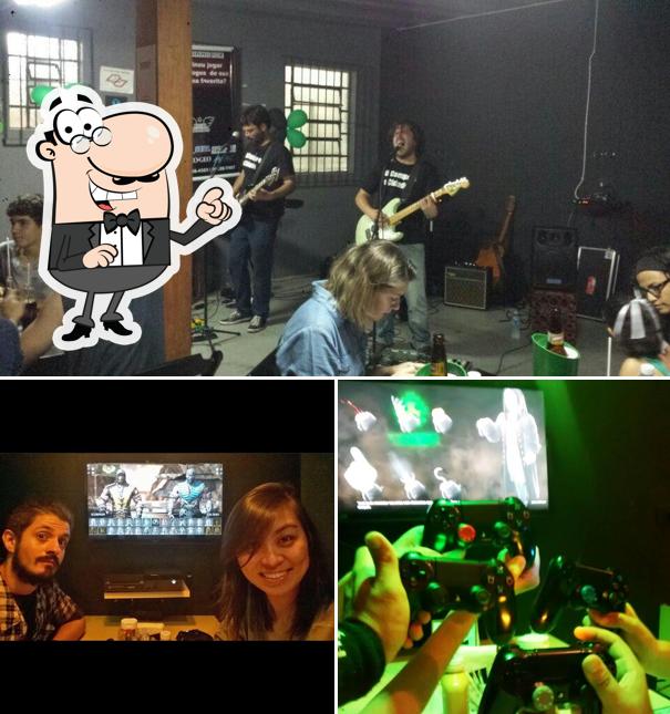 O interior do Video Game Rock Bar