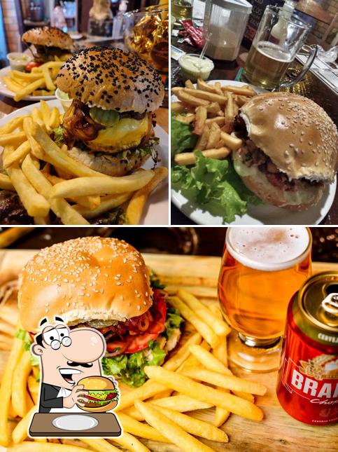 Peça um hambúrguer no Bora Bora Espetos Bar