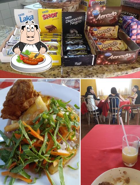 A comida e mesa de jantar do restaurante