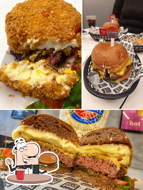 Experimente um dos hambúrgueres disponíveis no 1445 Burger Hamburgueria e Restaurante Salão e Delivery Vila Zelina Zona Leste-SP