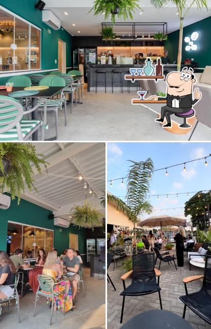 O interior do Café Tamura