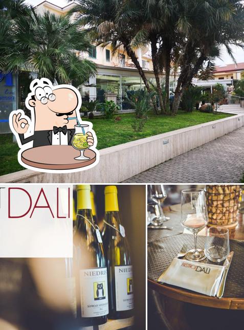 Dai un’occhiata alla foto che raffigura la bevanda e esterno di Bistrot Dalì