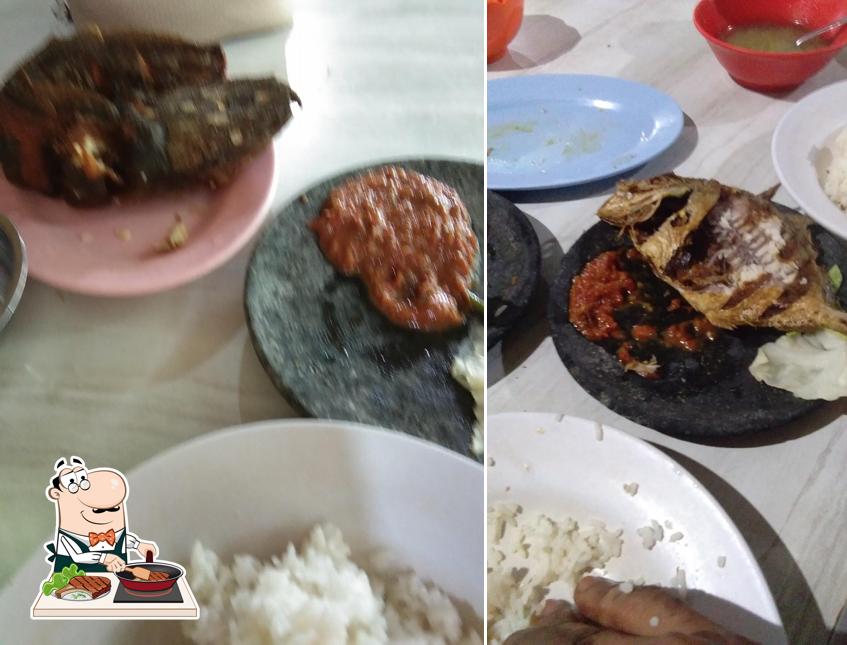 Sari Laut Mas Chandra tiene platos con carne