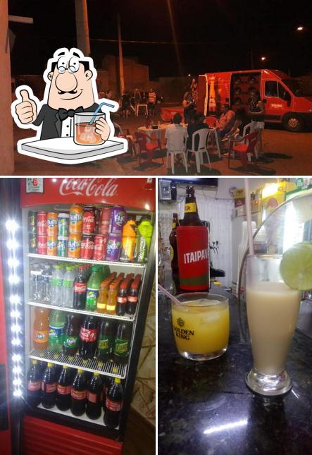 Confira a foto mostrando bebida e interior no Bar São Luiz