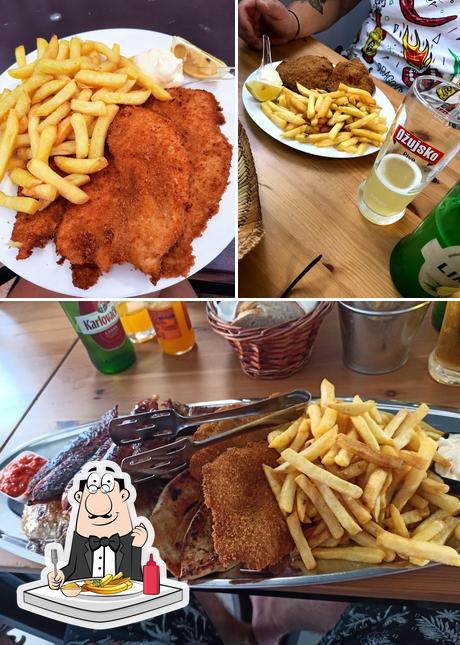 Ordina le patatine fritte a Restoran Deli