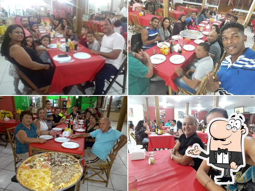 Sente em uma das mesas no Cabana da Pizza