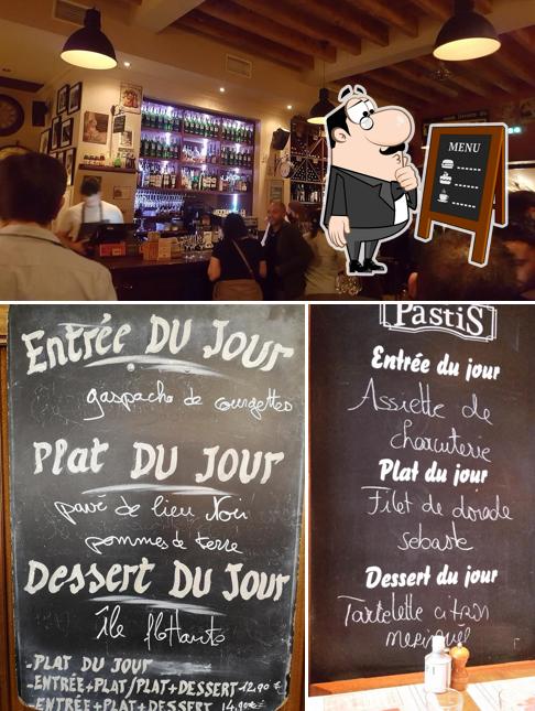 La tableau noir et comptoir de bar du restaurant