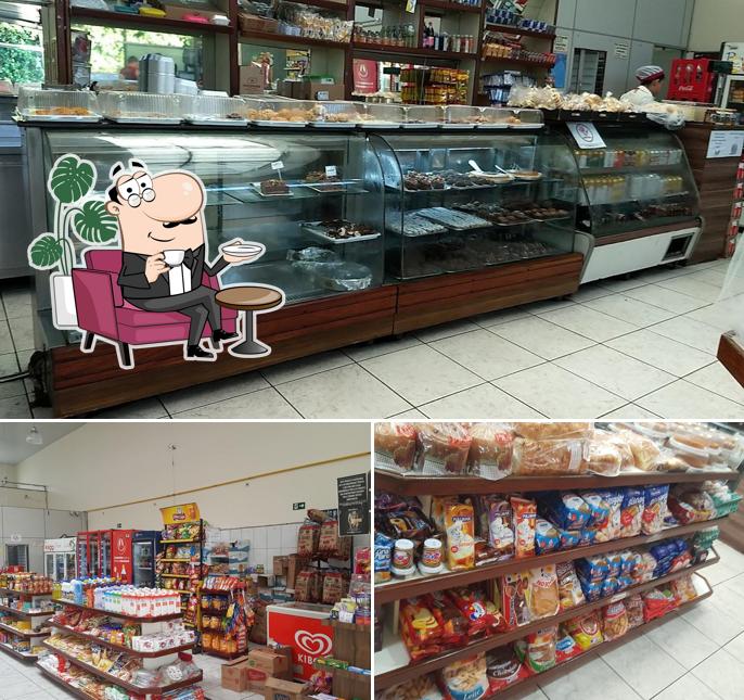 O interior do Padaria & Doceria Santo Antônio