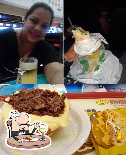 A foto da comida e balcão de bar no Subway