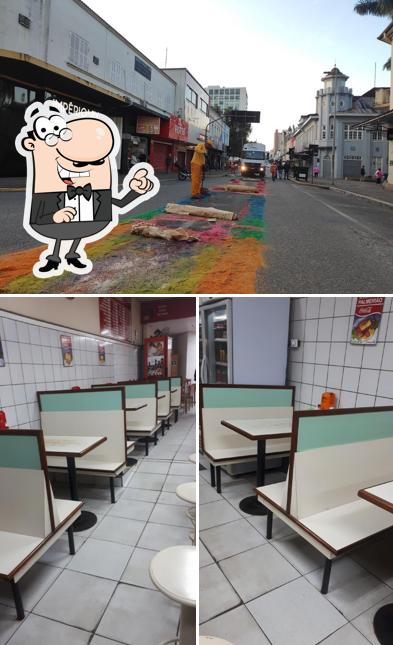 Esta é a foto mostrando interior e exterior no Restaurante e Lanchonete Palmeirão