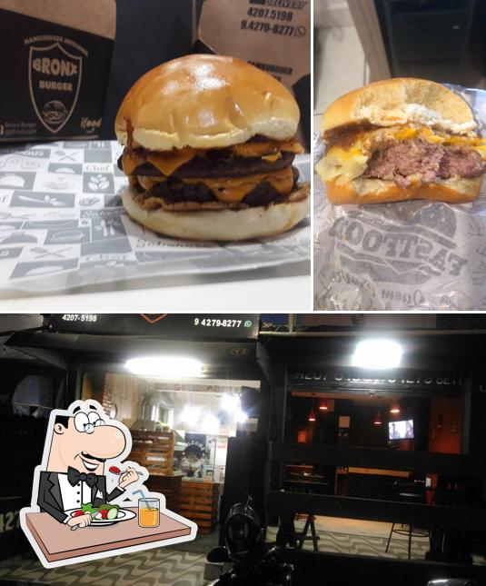 O Bronx Burger hambúrgueria artesanal se destaca pelo comida e interior