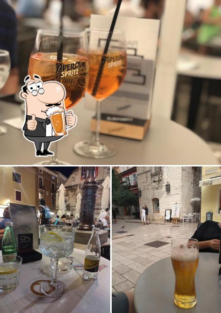 Puoi prenderti un rinfrescante bicchiere di birra chiara o scura