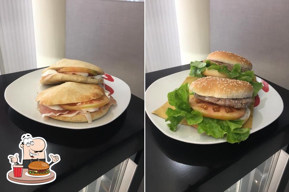 Ordina un hamburger a Mon Amour -Cafè-