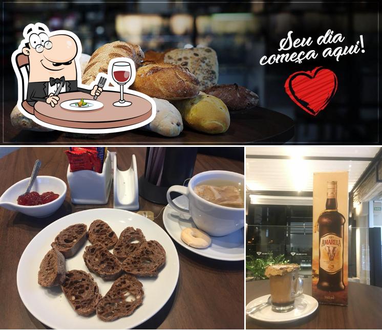 Entre diferentes coisas, comida e cerveja podem ser encontrados no Don Café