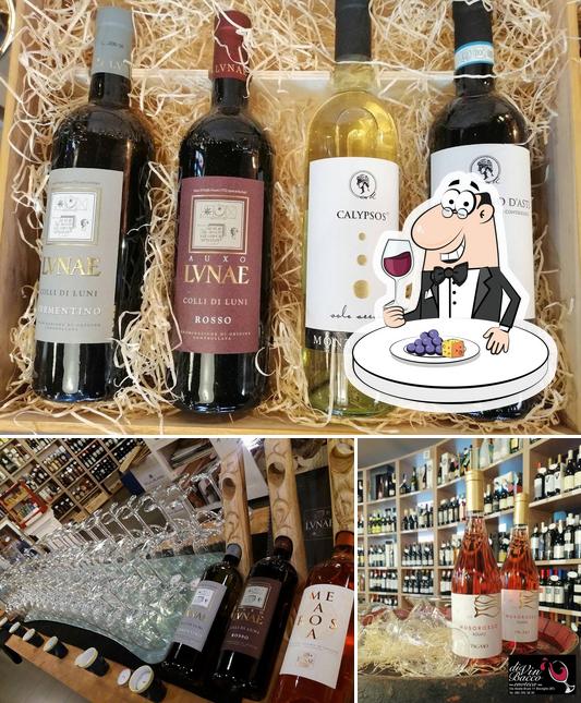 Prenditi un bicchiere di vino a ENOTECA DIVINBACCO WINE SHOP