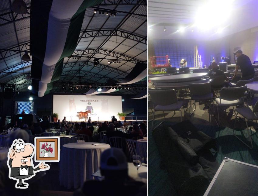 O interior do Divot Restaurant - Novotel Itu Golf & Resort