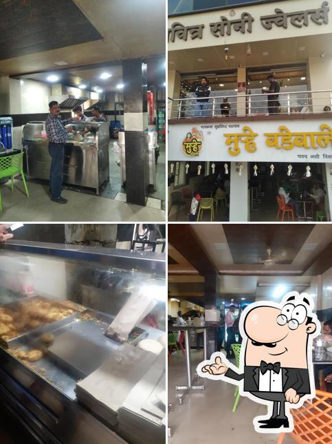 The interior of Murhe Vadapav