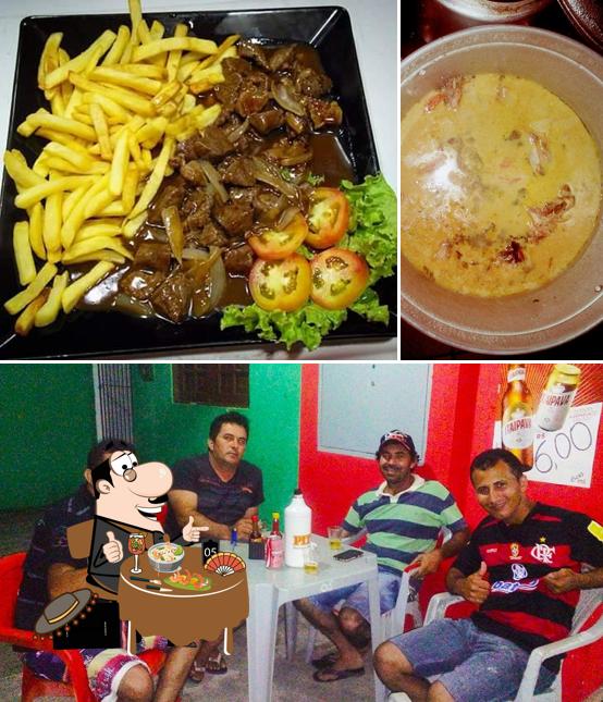 Entre diferentes coisas, comida e interior podem ser encontrados no Esquina Bar