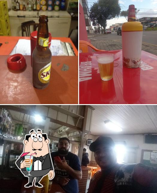 Esta é a foto apresentando bebida e balcão de bar no Bar do Huck