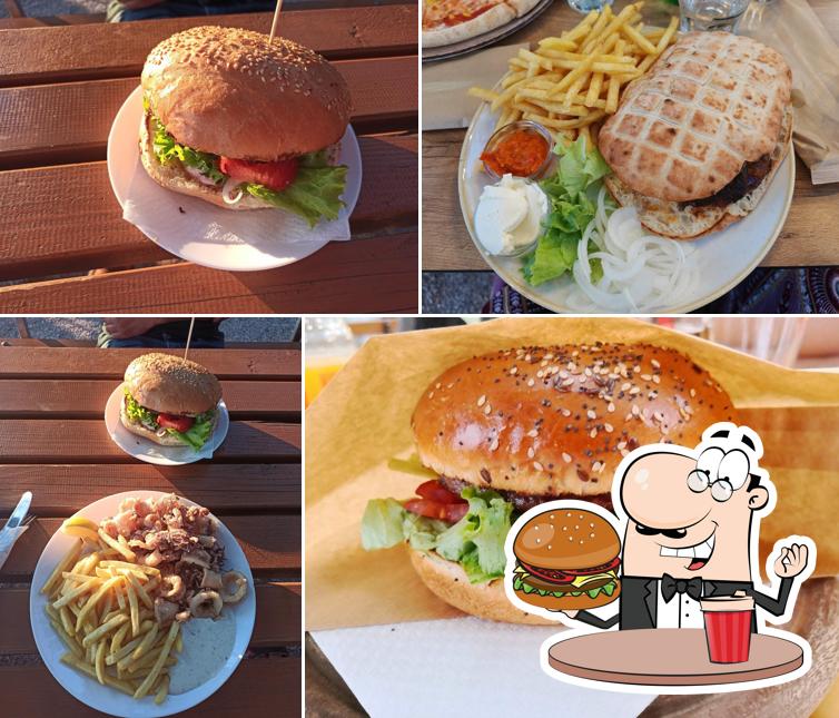 Ordina un hamburger a Beach Bar Mocca
