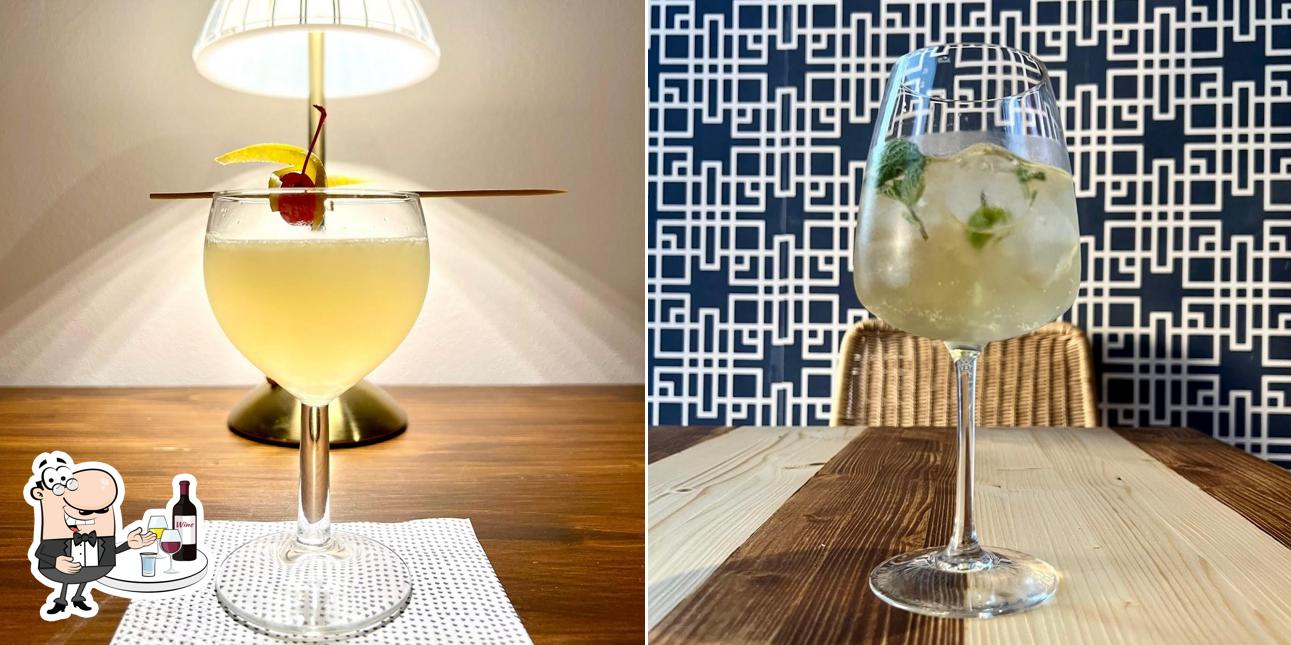 Prenditi un drink o cocktail alcolico dal menu