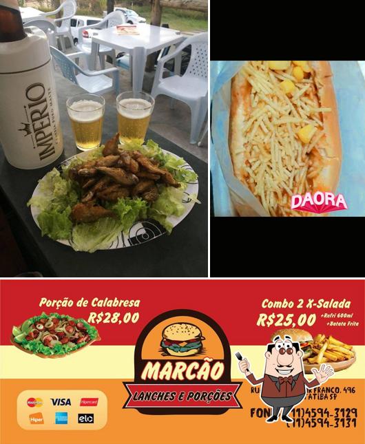 A comida e cerveja do restaurante