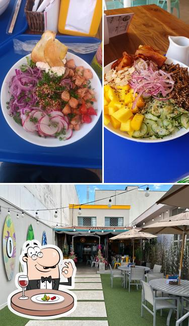 Esta é a imagem mostrando comida e exterior a Blue Macaws Hawaiian Food e Cia