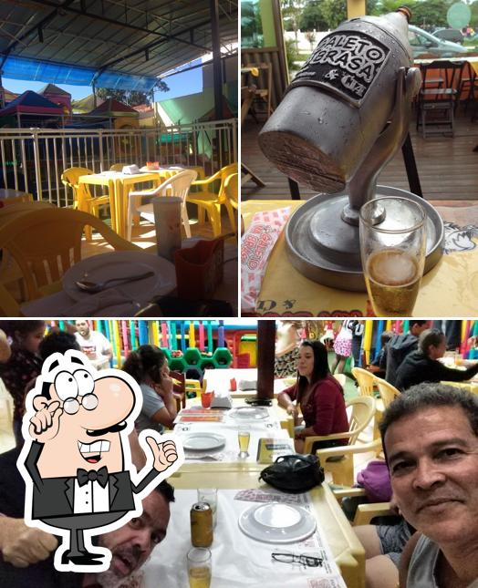 Sente em uma das mesas no Galeto na Brasa