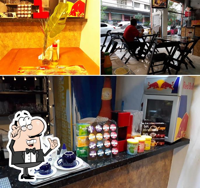 Sente em uma das mesas no Premium Pizza & Bar