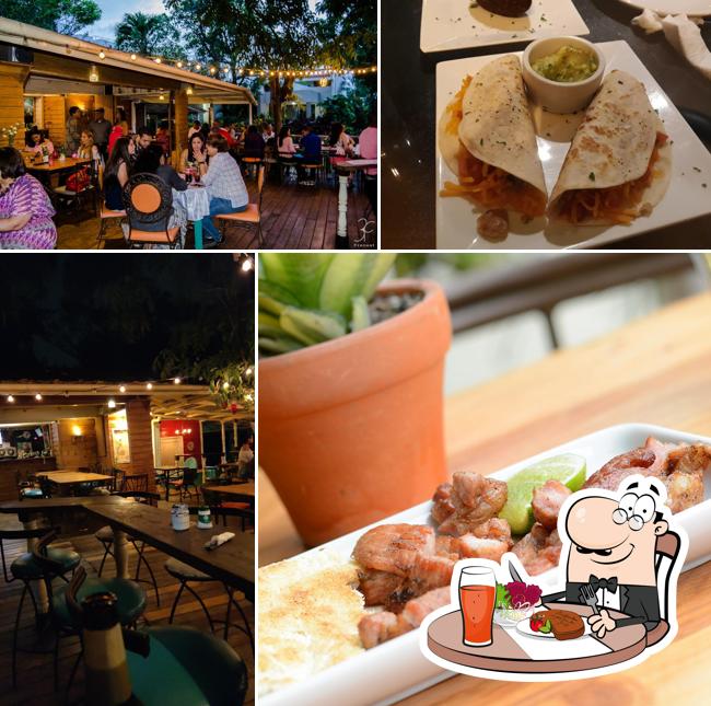Pub y bar La Arboleda Garden & Bistro, Santiago De Los Caballeros, Lic