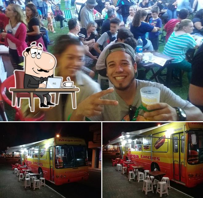 Veja imagens do interior do Mega Lanches Food Bus