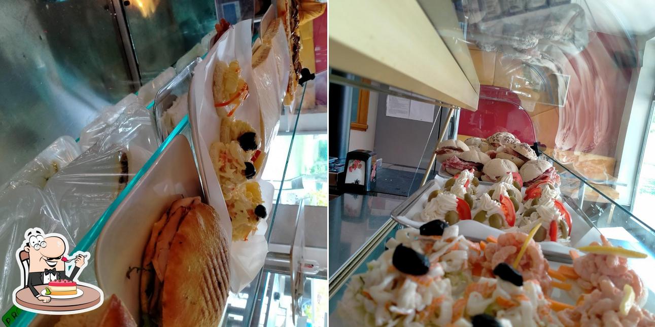 Fermo posta cafè serve un'ampia varietà di dessert