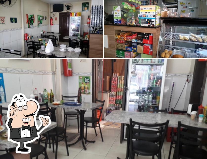 A imagem do S.E. Lanches Bar’s interior e comida