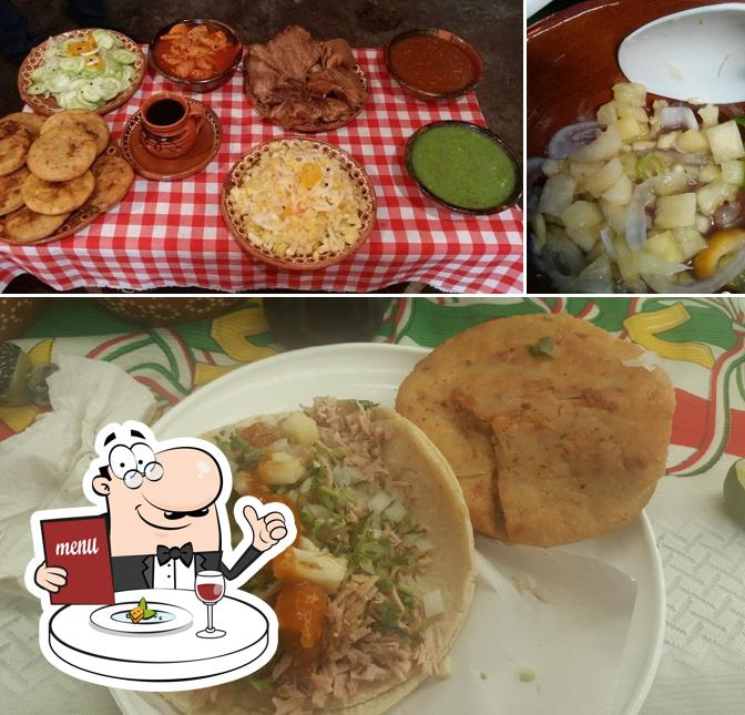 В Carnitas Don Ramiro есть еда, столики и многое другое