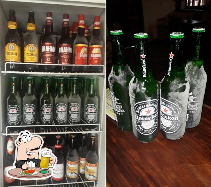 Desfute um copo de cerveja leve ou escura