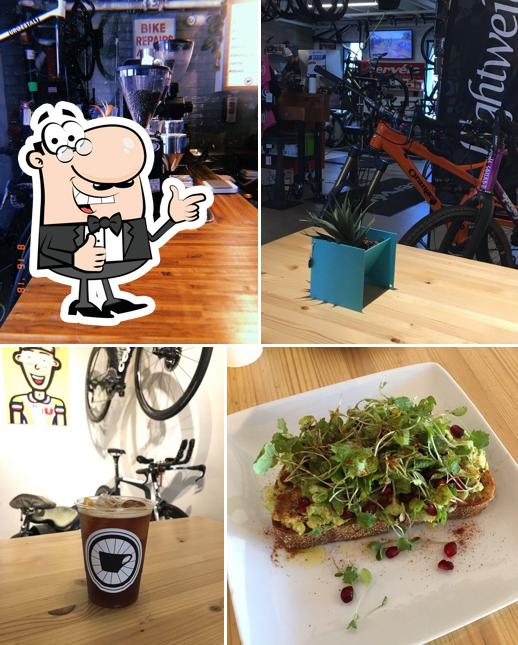 Взгляните на снимок кафе "Regroup Coffee + Bicycles"