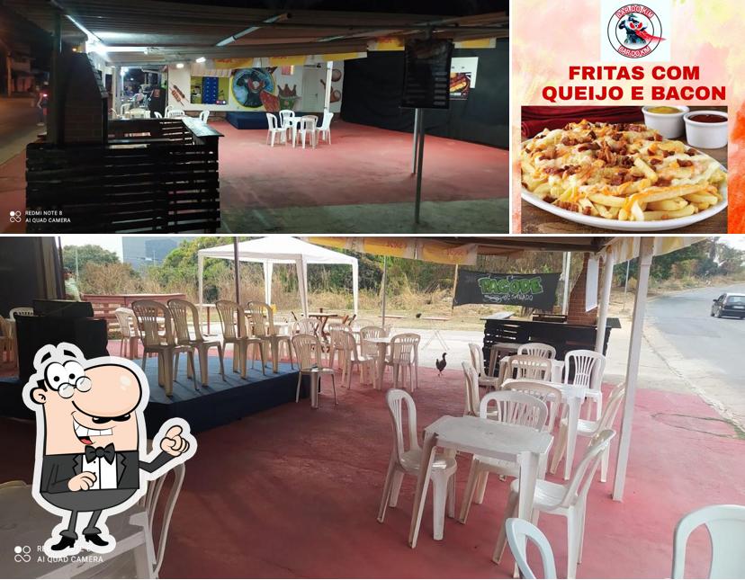 Entre diversos coisas, interior e pizza podem ser encontrados no BAR DO KIM
